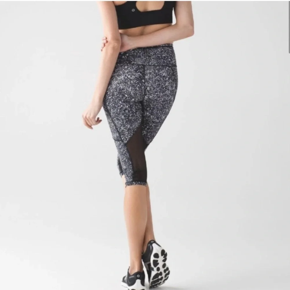 lululemon athletica Black and White Patterned Cropped Leggings Size 6 - Picture 6 of 6